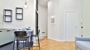 Une cuisine moderne avec un coin repas, un canapé et une porte.