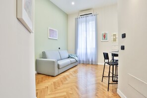 TV - GuestHost - Mazz & Panell - Mazza Apartment (Napoli)