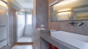 Doccia, asciugacapelli, bidet, asciugamani