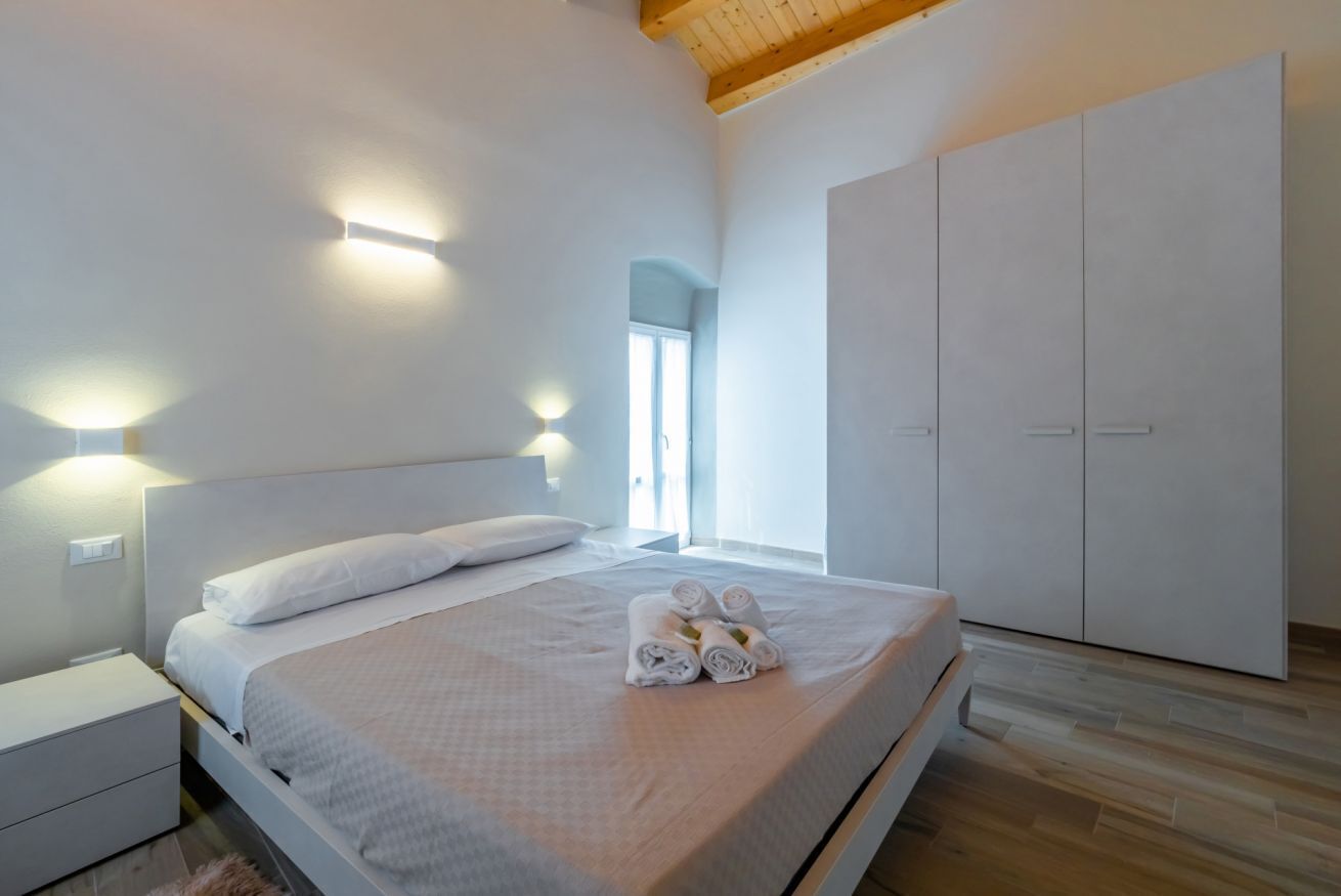 2 bedrooms, iron/ironing board, internet