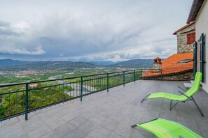 Terrace/patio - Comfy & Roomy Apt - View on the Ligurian Hills! (Vezzano Ligure)