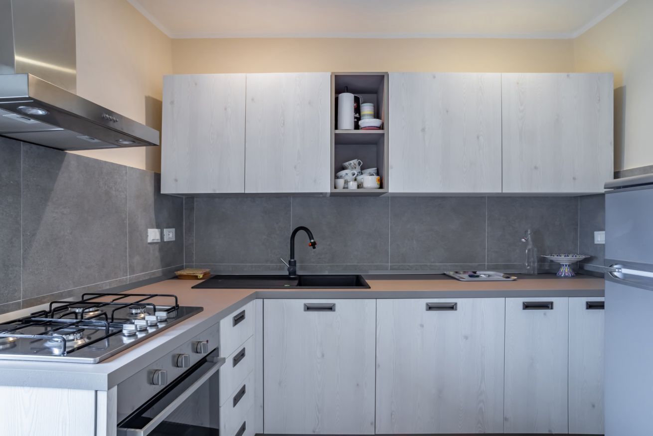 Frigorifero, forno, piano cottura, bollitore elettrico