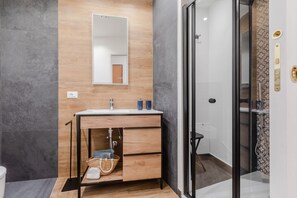 Dusche, Haartrockner, Bidet, Handtücher