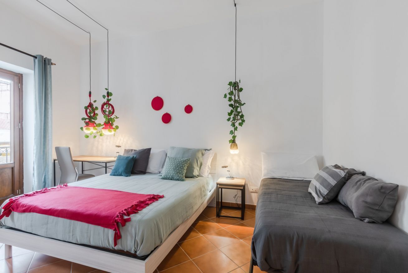 1 slaapkamer, een bureau, een strijkplank/strijkijzer, internet