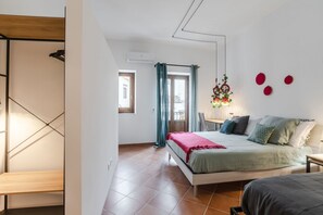 1 dormitori, escriptori, planxa i posts de planxar i Internet 