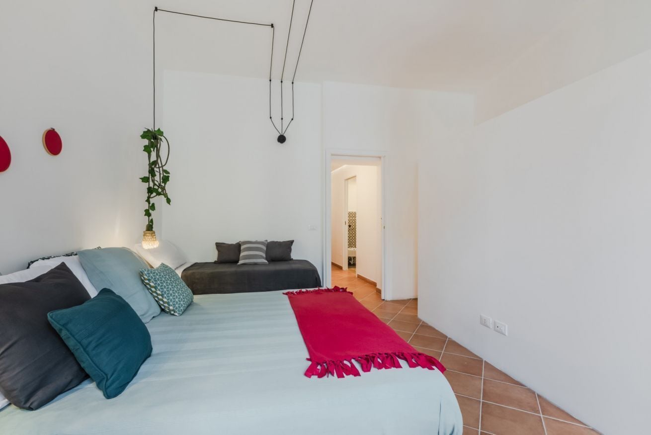 1 soverom, skrivebord, strykejern/-brett og internettilgang