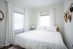 3 habitaciones, escritorio y tabla de planchar con plancha 