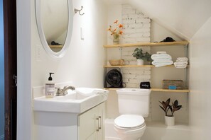 Douche, sèche-cheveux, serviettes fournies, savon