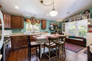 Fridge, microwave, oven, stovetop - Weber's Woods Cabin- Holiday comfort in the mountains! (Julian)