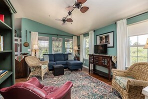 Smart TV, books - Weber's Woods Cabin- Holiday comfort in the mountains! (Julian)