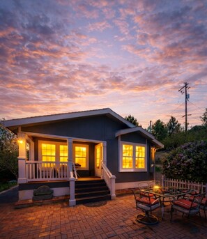Outdoor dining - Weber's Woods Cabin-celebrate Spring in the Mountains, Minutes from town!  (Julian)