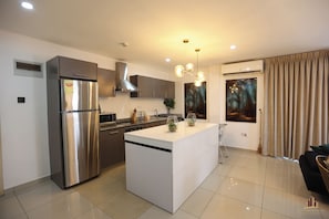 Refrigerador con freezer, microondas, horno, placa de cocina