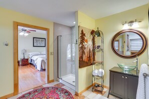 5 bedrooms, desk, iron/ironing board, WiFi