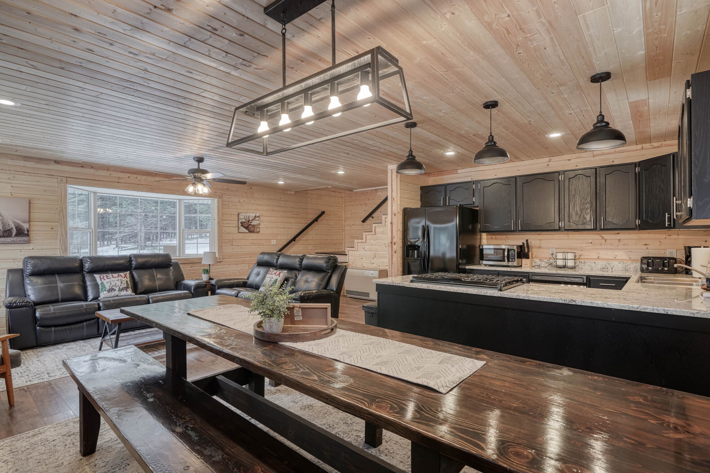 KABINO: NEW! Hot Tub Garage Smart TVs FirePit WiFi Trails Fishing Yellowstone