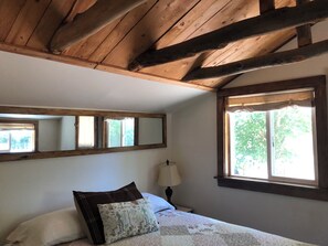 1 bedroom, free WiFi, bed sheets - Newly Restored Vintage Cabin near Bryce, Grand Staircase. Great views! (Henrieville)