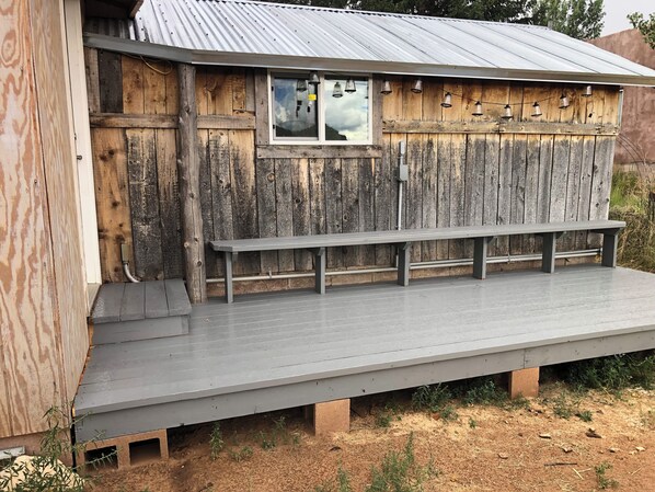 Terrace/patio - Newly Restored Vintage Cabin near Bryce, Grand Staircase. Great views! (Henrieville)