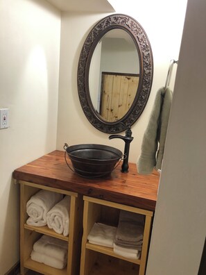 Interior - Newly Restored Vintage Cabin near Bryce, Grand Staircase. Great views! (Henrieville)