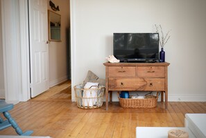 Smart-TV, DVD-spiller, bøker og filmbibliotek