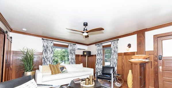 Una Smart TV, libros