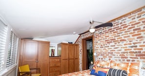 1 habitación, escritorio, tabla de planchar con plancha y wifi gratis