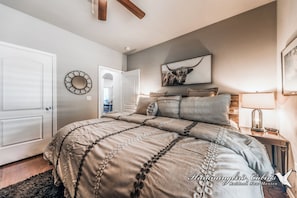 3 bedrooms, WiFi, bed sheets - By God's Grace | Built for Bliss—Hot Tub, Arcade & Pine Views (Ruidoso)