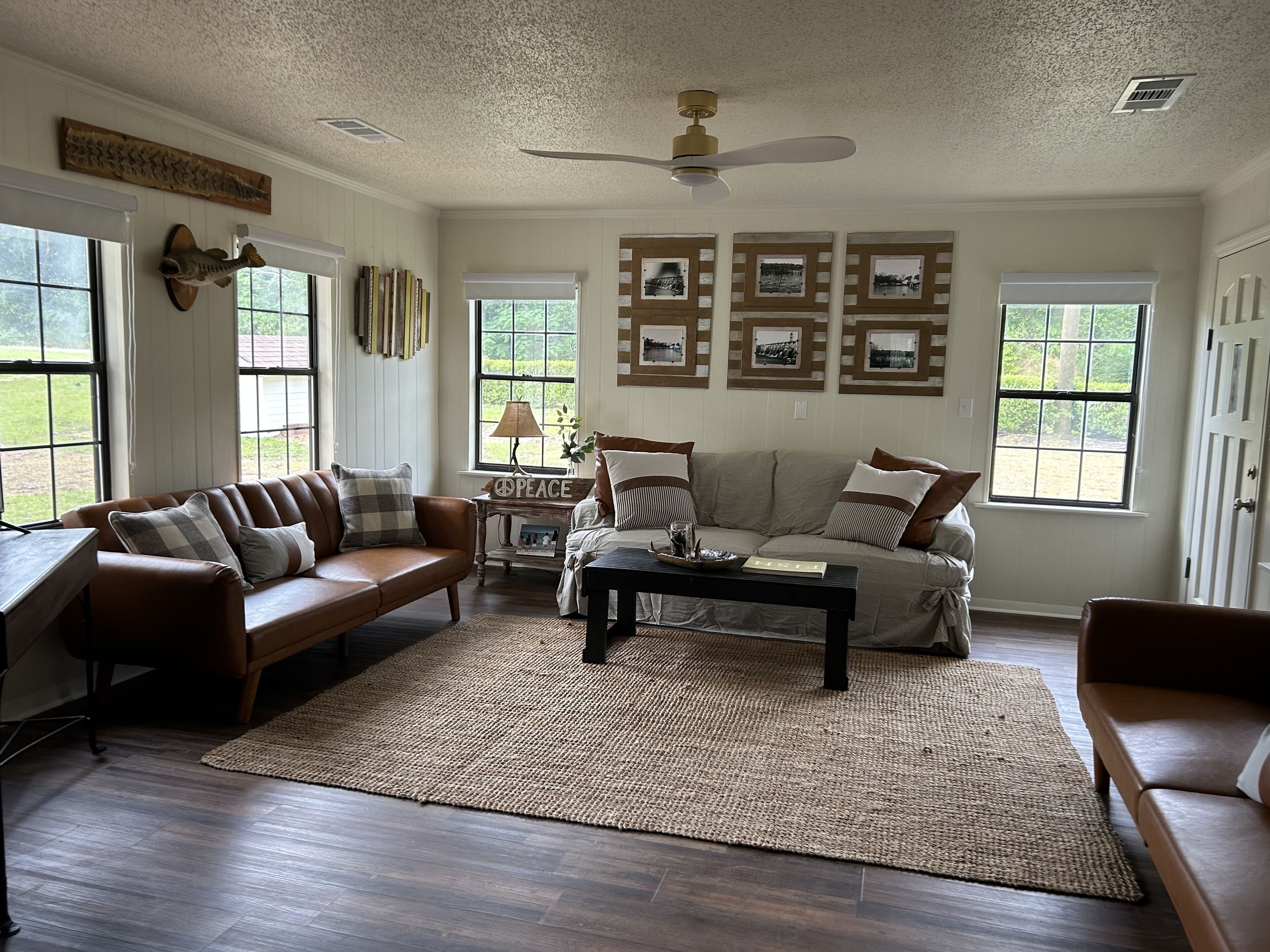 Lakefront House@Blackshear-.71acre <br>4BR: 6beds, 2futons. 3Bath. 2dens.<br>1849sqft.