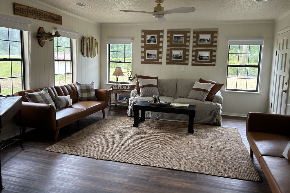 Lakefront House@Blackshear-.71acre <br>4BR: 6beds, 2futons. 3Bath. 2dens.<br>1849sqft.