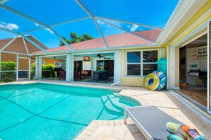 A heated pool - VILLA OLINDA – HEATED POOL | GULF ACCESS | BOAT RENTAL + TOURS VOUCHER INCL. (Cape Coral)