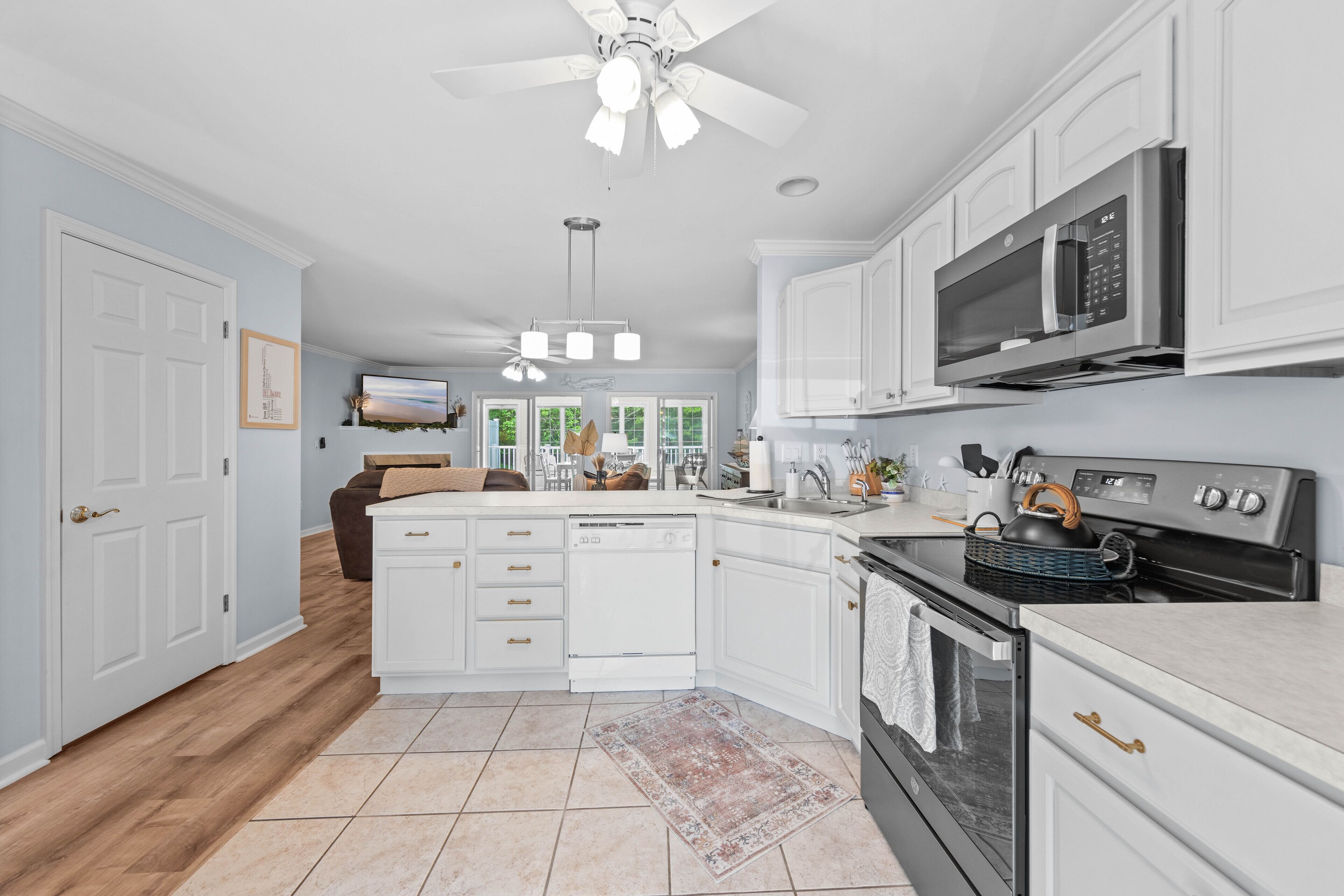 Coastal chic townhome •bike trails, beaches + pool•