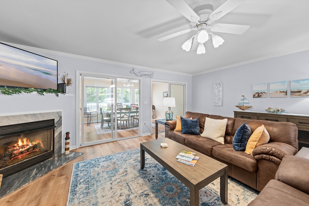 Coastal chic townhome •bike trails, beaches + pool•