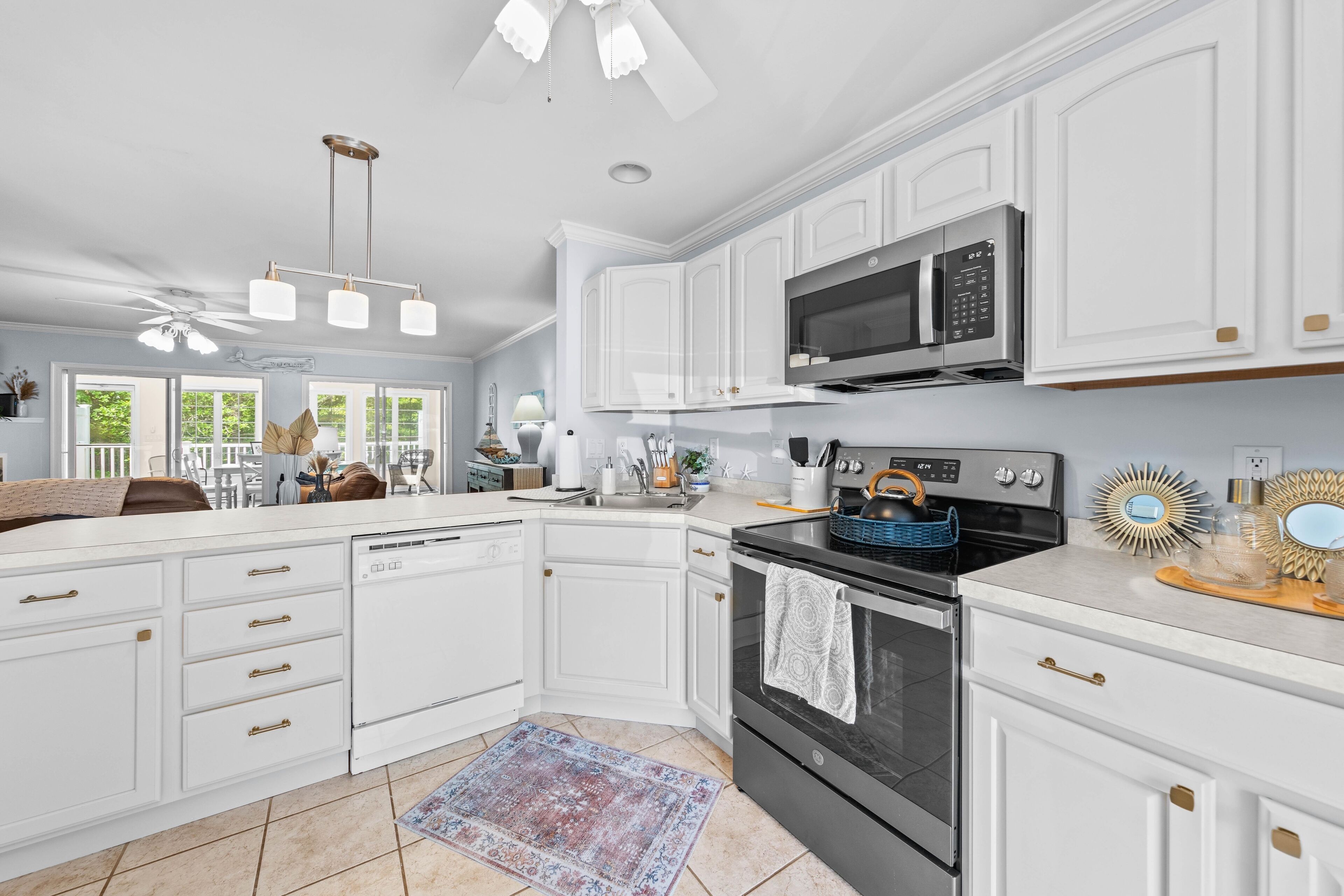 Coastal chic townhome •bike trails, beaches + pool•