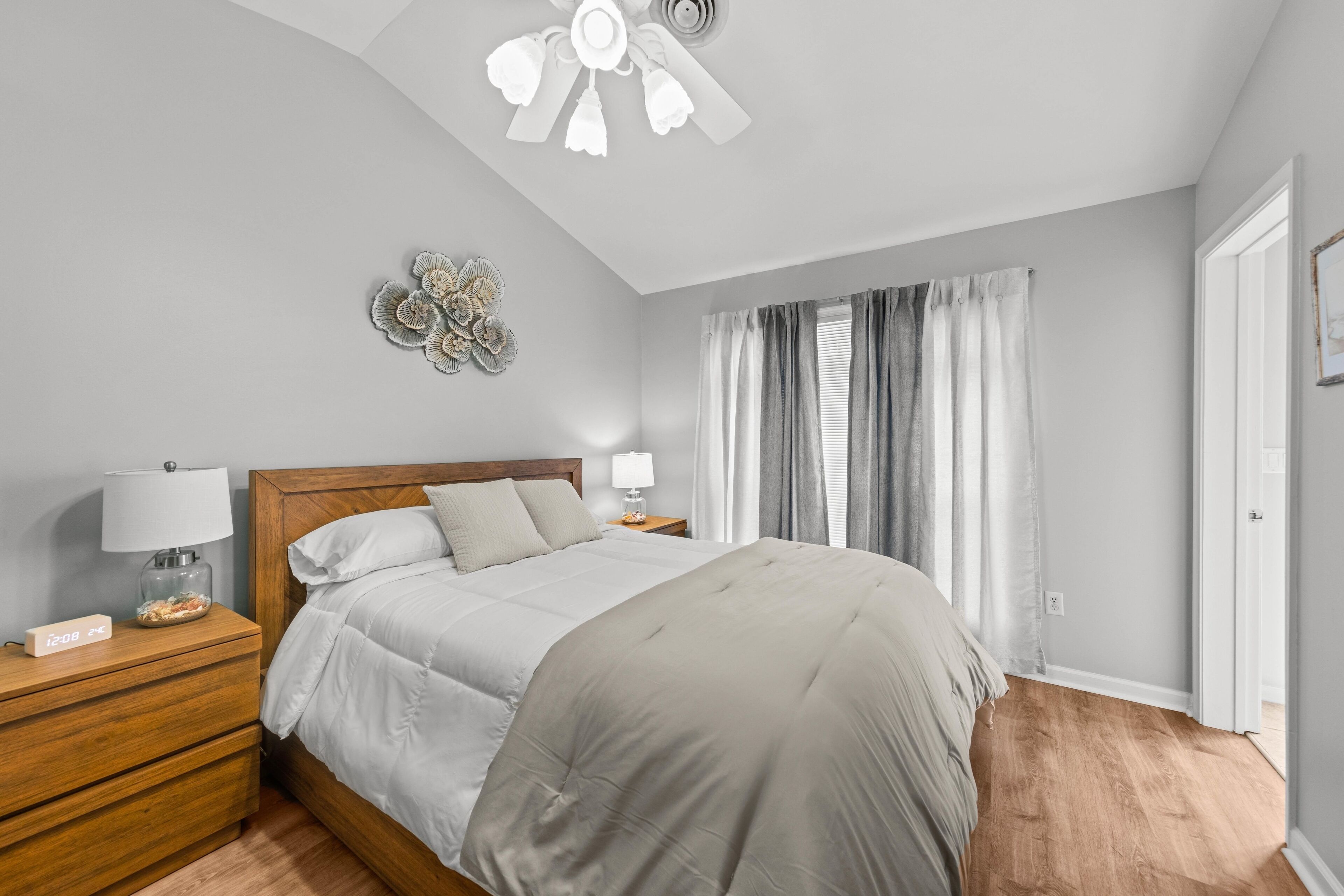 Coastal chic townhome •bike trails, beaches + pool•