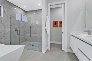 Bathtub, hair dryer, towels - The Palms on Surfside SW Cape Coral, Waterfront, elec. heated Pool (Cape Coral)