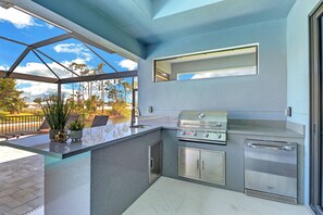 Terrace/patio - The Palms on Surfside SW Cape Coral, Waterfront, elec. heated Pool (Cape Coral)