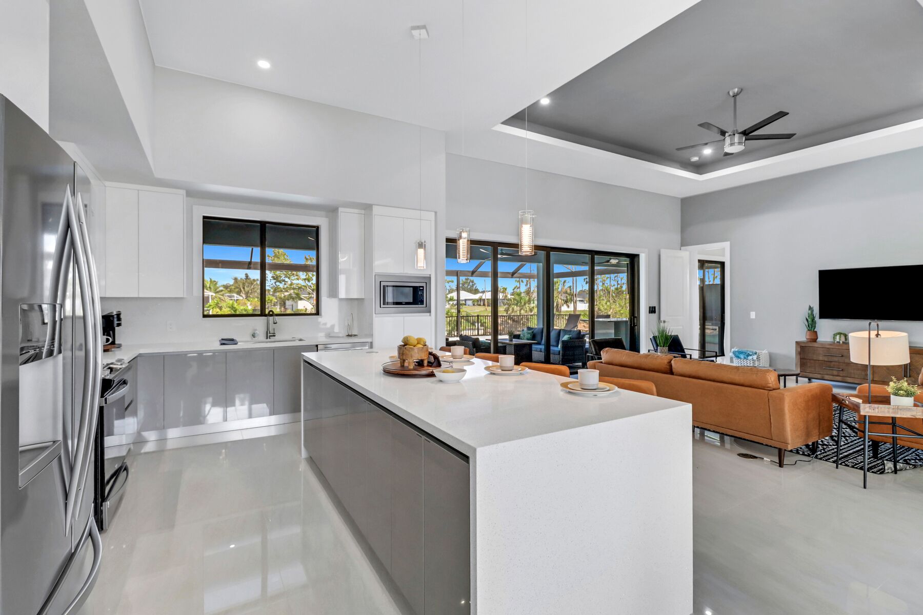 Frigorifero, microonde, forno, piano cottura