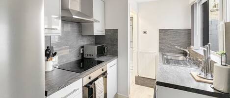 Réfrigérateur, micro-ondes, four, plaque de cuisson