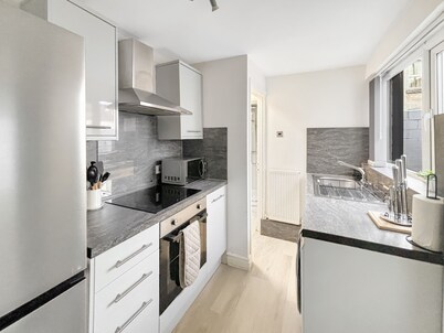 Stylish home near Liverpool Football Club- 10min drive downtown