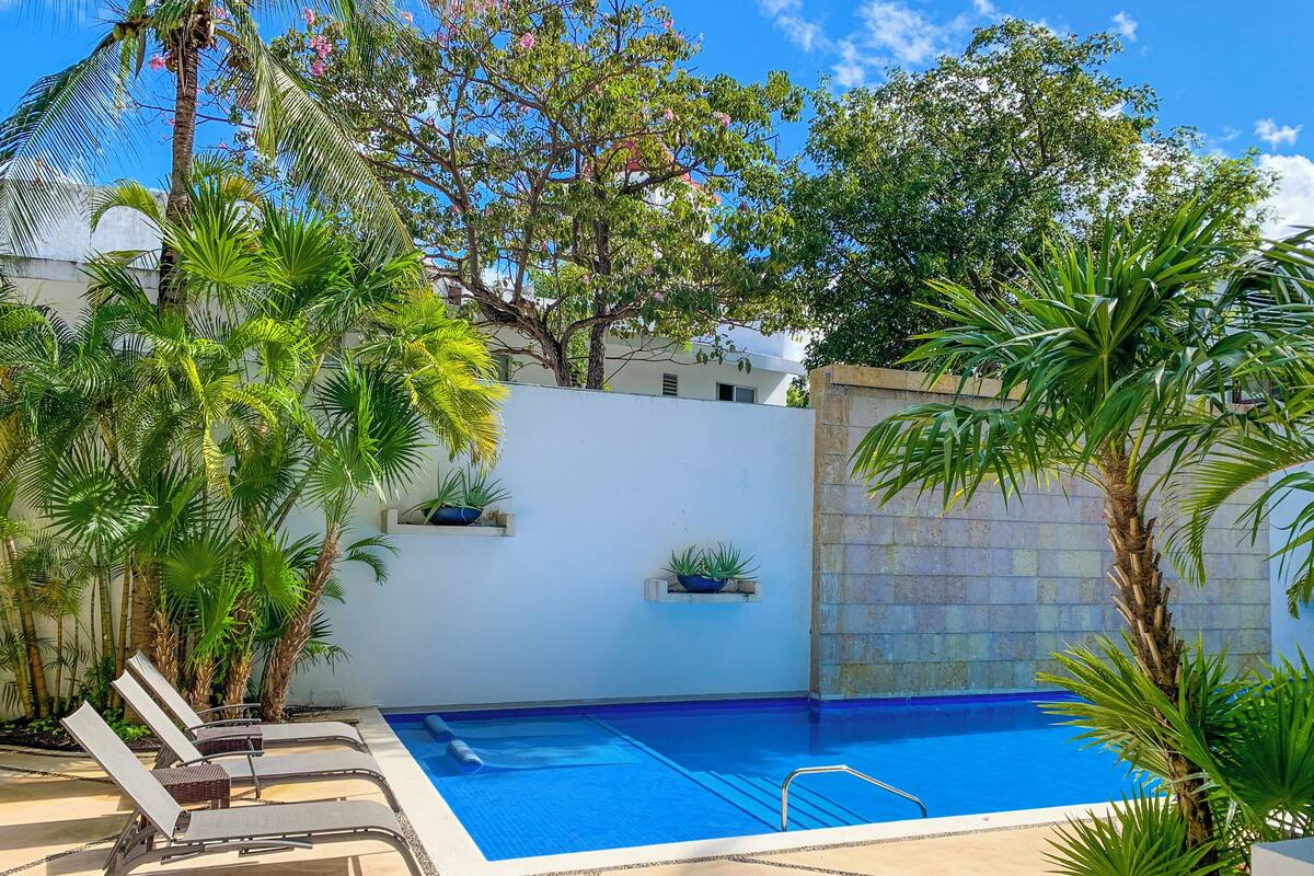 Deluxe Duplex, 2 Bedrooms, Pool Access, Pool View | Living area | 42-inch Smart TV with cable channels, Netflix, pay movies
