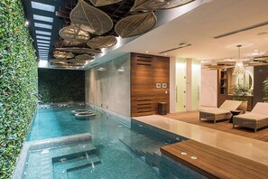 Un sauna, una bañera de hidromasaje, baño turco, tratamientos corporales