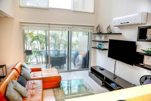 Villa Premium - 2 sovrum - tillgång till pool - utsikt mot poolen | Vardagsrum | 42-tums smart-tv med kabelkanaler, Netflix och betalfilmer