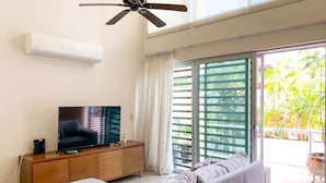 Duplex luxo, 2 quartos, acesso à piscina, vista para a piscina | Área de estar | Smart TV 42 polegadas com canais a cabo, Netflix, filmes pagos