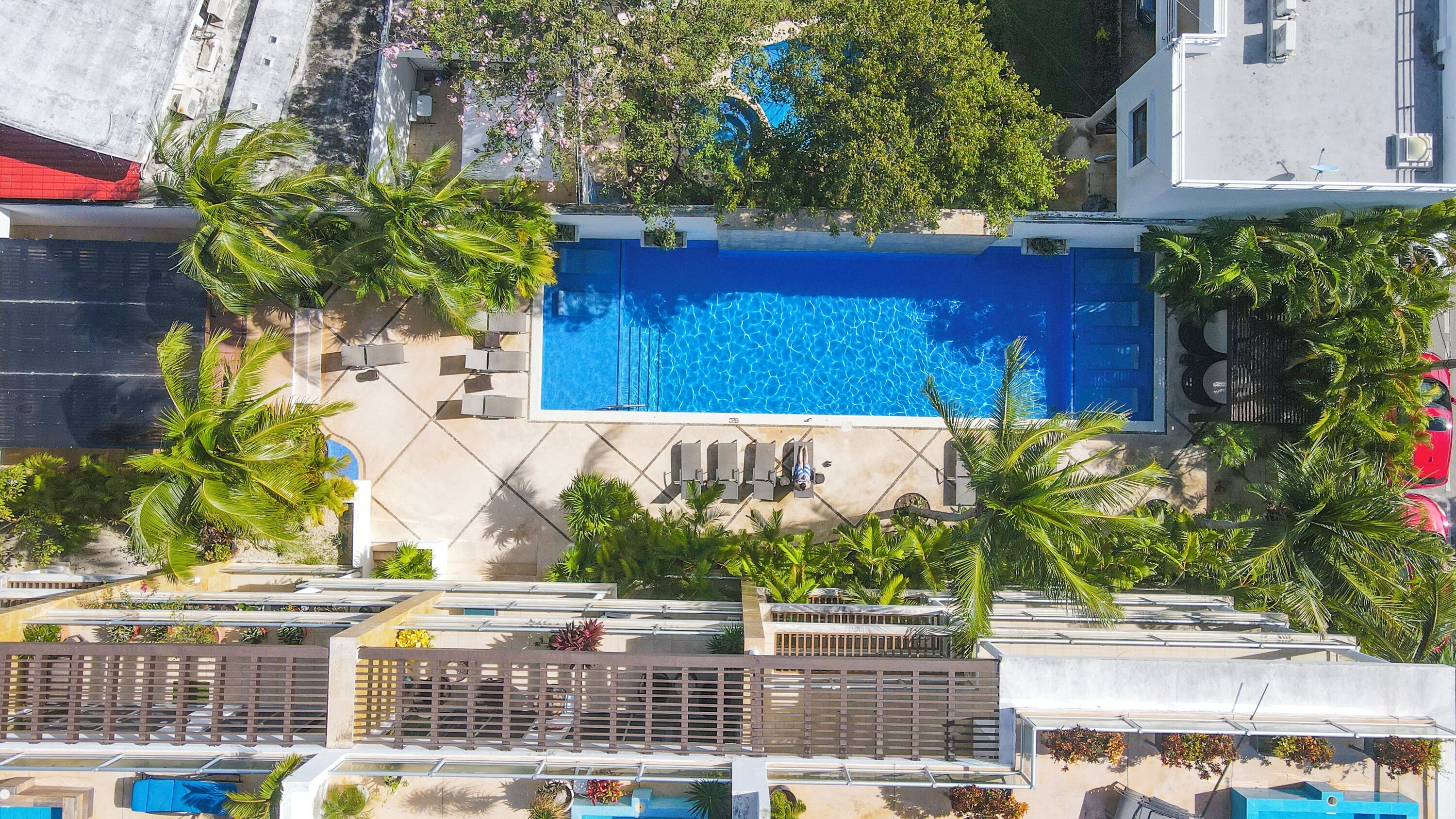 Alberca al aire libre y camas balinesas gratuitas 