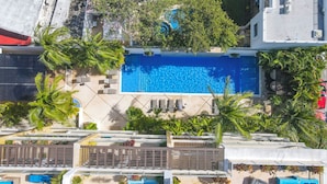 Piscina externa, funciona das 6h às 22h, barracas de cortesia