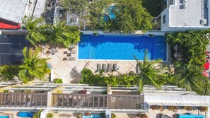 Piscine extérieure, cabanons gratuits, parasols de plage