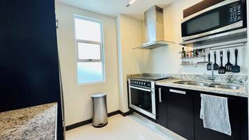 Dúplex de lujo, 2 habitaciones, acceso a la alberca, vista a la ciudad | Cocina privada | Refrigerador con congelador, microondas, horno y parrilla de estufa