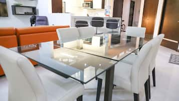 Villa Premium, 2 habitaciones, acceso a la alberca, vista a la alberca | Área de sala de estar | Smart TV, Netflix, películas con cargo y servicios de streaming