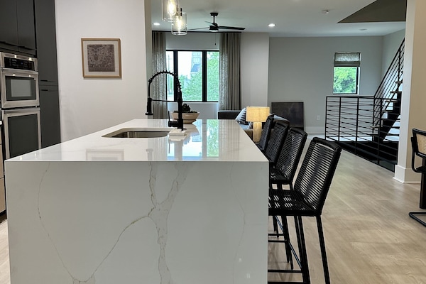 Luxury Townhome (4 Bedrooms) | Private kitchen | Full-size fridge, microwave, oven, stovetop