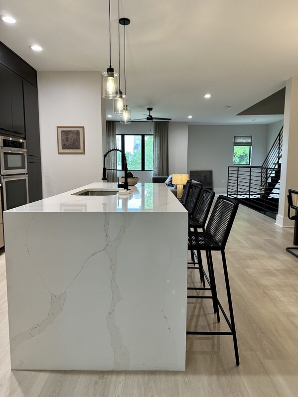 Luxury Townhome (4 Bedrooms) | Private kitchen | Full-size fridge, microwave, oven, stovetop - Abode Memphis - Pontotoc (Memphis)