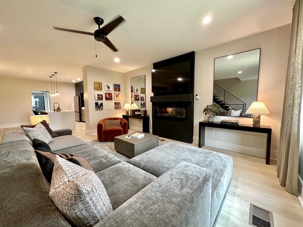 Téléviseur connecté de 70 po avec télévision numérique, foyer