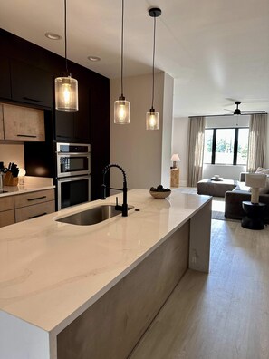 Full-size fridge, microwave, oven, stovetop - Abode Memphis - Pontotoc (Memphis)